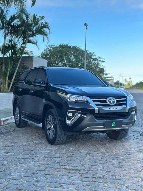 Toyota Hilux SW4 na cor preta, vista dianteira em três quartos (foto 3 de 19)