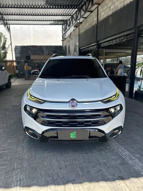 Fiat Toro na cor branca, vista de frente