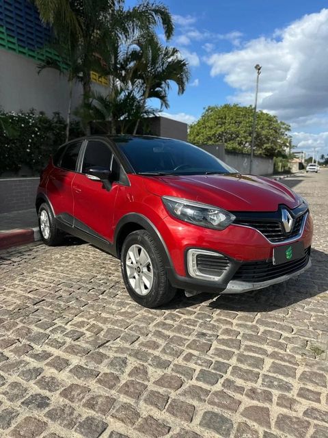 Renault Captur na cor vermelha, vista dianteira em três quartos (foto 3 de 14)