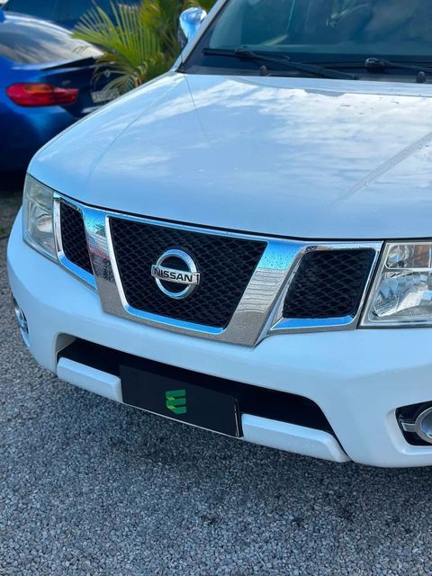Nissan Frontier na cor branca, vista de frente