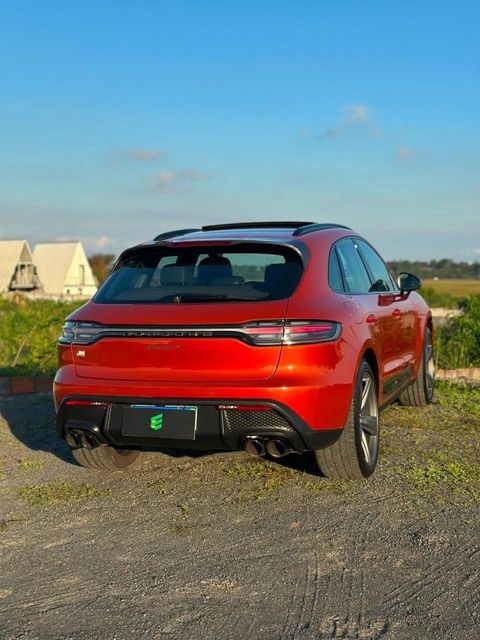 Porsche Macan na cor laranja, vista traseira em três quartos