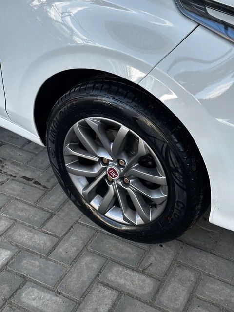 Fiat Cronos, roda e pneu