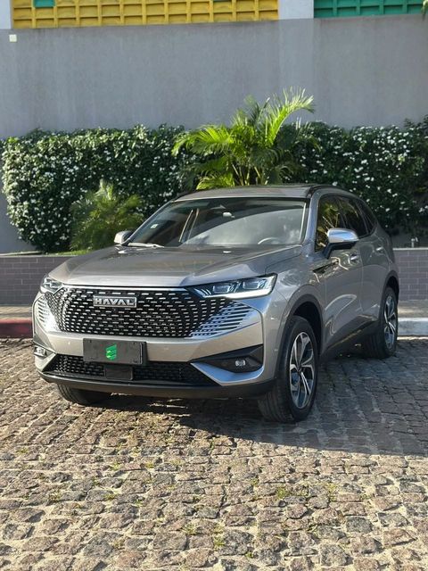 GWM Haval H6 na cor cinza, vista dianteira em três quartos (foto 1 de 19)