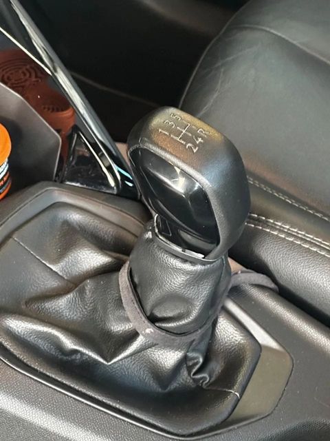 Peugeot 208, console central e alavanca de câmbio