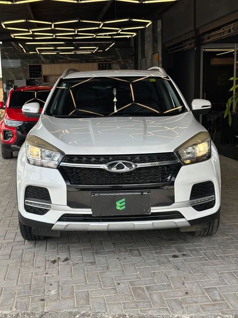 Chery Tiggo 5X na cor branca, vista de frente