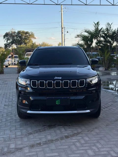 Jeep Compass na cor preta, vista de frente