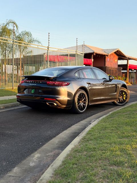 Panamera em três quartos traseiro