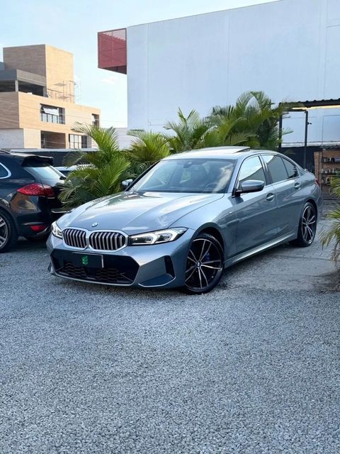 BMW 320i na cor cinza, vista dianteira em três quartos (foto 3 de 16)