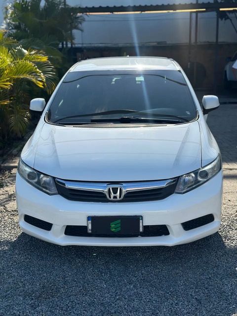 Honda Civic na cor branca, vista de frente