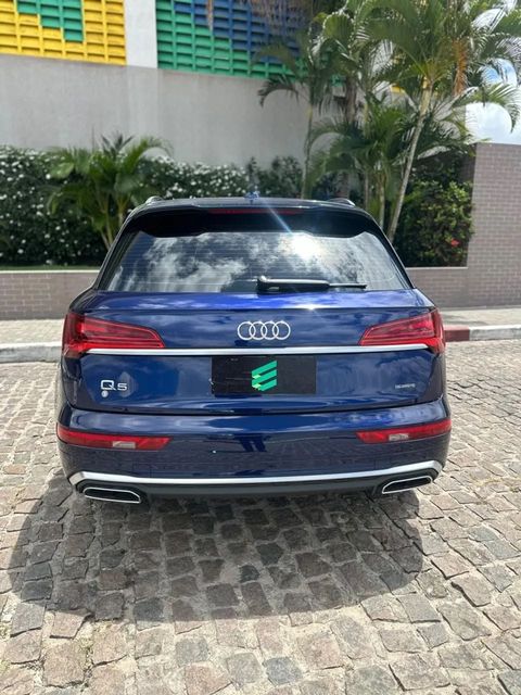 Audi Q5 na cor azul, vista de trás