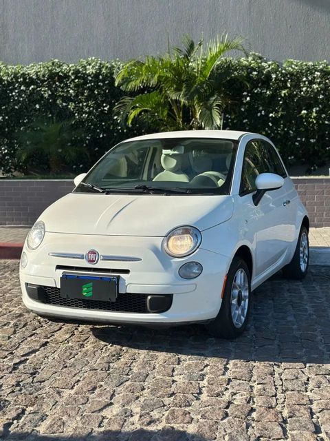 Fiat 500 na cor branca, vista de frente (foto 3 de 12)