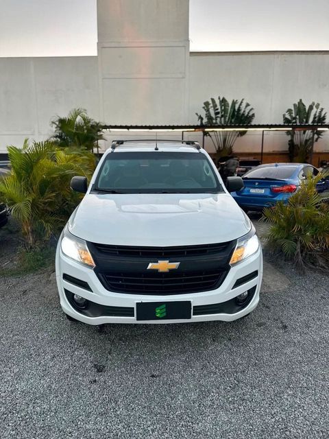 Chevrolet S10 na cor branca, vista de frente