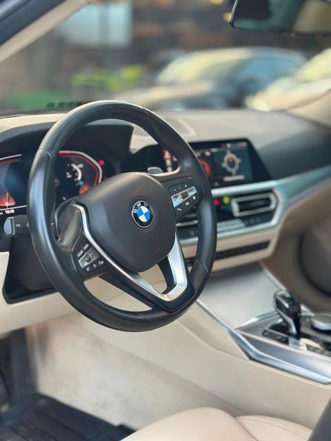 BMW 320i, painel e volante