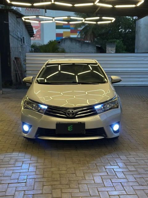 Toyota Corolla na cor prata, vista de frente
