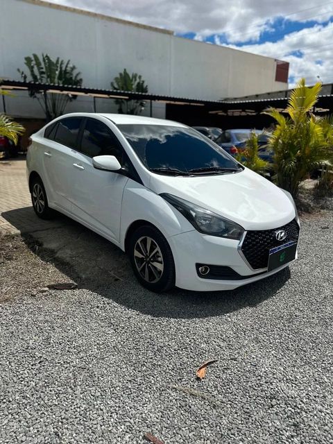 Hyundai HB20S na cor branca, vista dianteira em três quartos (foto 3 de 14)