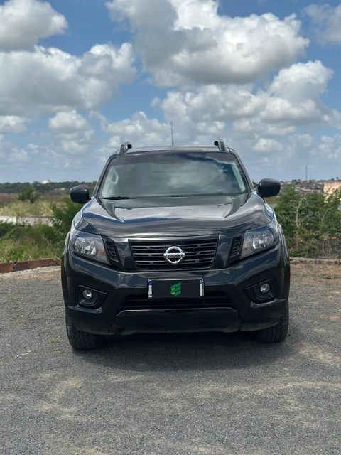 Nissan Frontier na cor preta, vista de frente