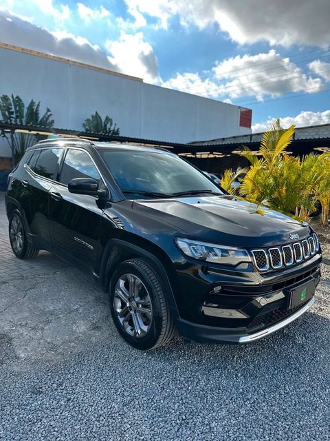 Jeep Compass na cor preta, vista dianteira em três quartos (foto 2 de 16)