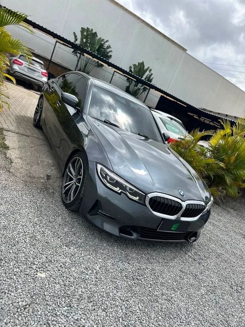 BMW 320i na cor cinza, vista dianteira em três quartos (foto 2 de 16)