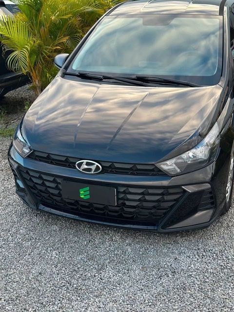 Hyundai HB20 na cor preta, vista de frente
