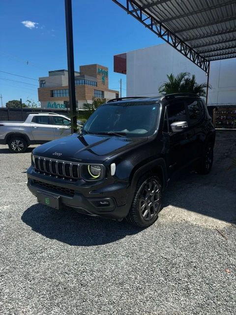 Jeep Renegade na cor preta, vista dianteira em três quartos (foto 2 de 12)