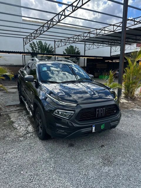 Fiat Toro na cor preta, vista dianteira em três quartos (foto 2 de 14)