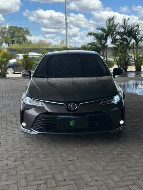 Toyota Corolla na cor cinza, vista de frente