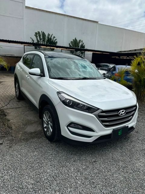 Hyundai Tucson na cor branca, vista dianteira em três quartos (foto 3 de 16)