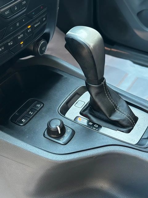 Ford Ranger, console central e alavanca de câmbio