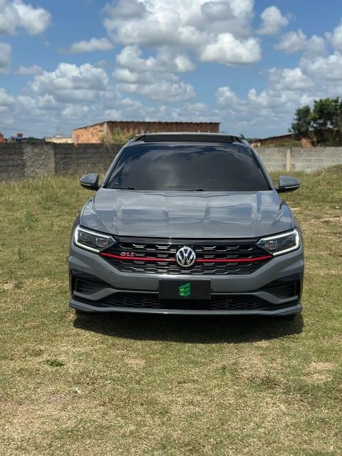 Volkswagen Jetta na cor cinza, vista de frente