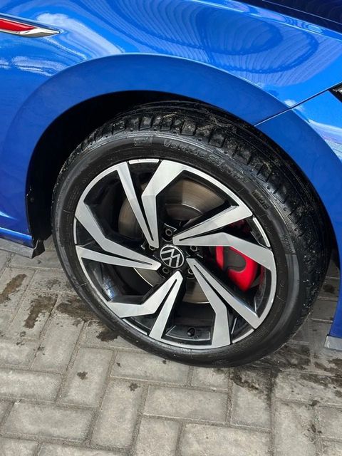 Volkswagen Jetta, roda e pneu