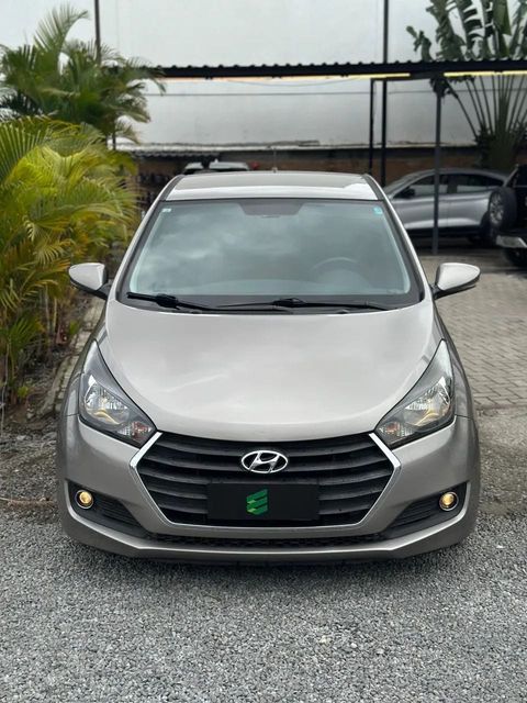Hyundai HB20 na cor prata, vista de frente