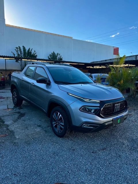 Fiat Toro na cor prata, vista dianteira em três quartos (foto 3 de 14)