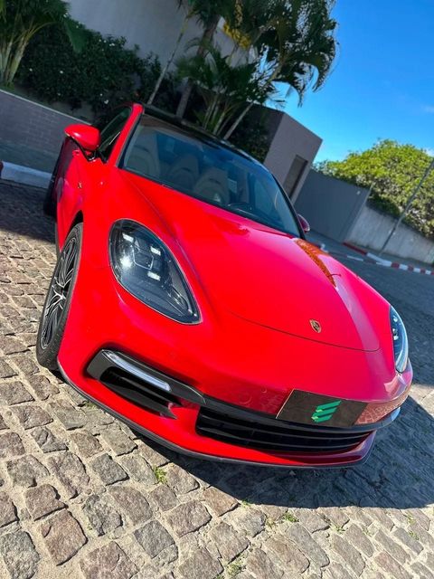 Porsche Panamera na cor vermelha, vista dianteira em três quartos (foto 2 de 20)