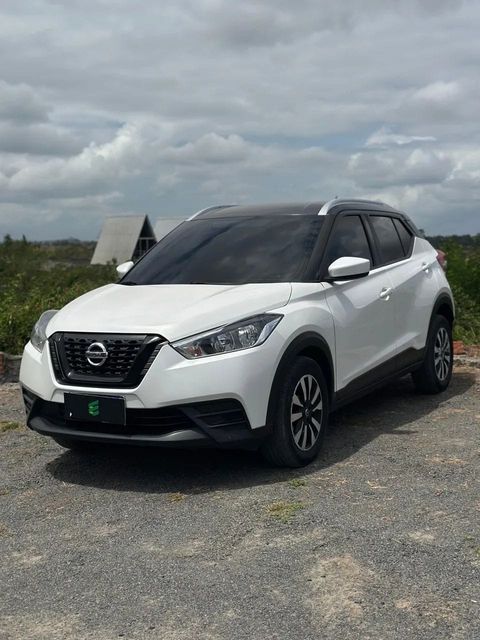 Nissan Kicks na cor branca, vista dianteira em três quartos (foto 3 de 14)