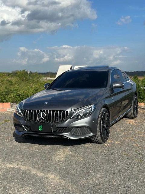 Mercedes-Benz C 200 na cor cinza, vista dianteira em três quartos (foto 3 de 17)