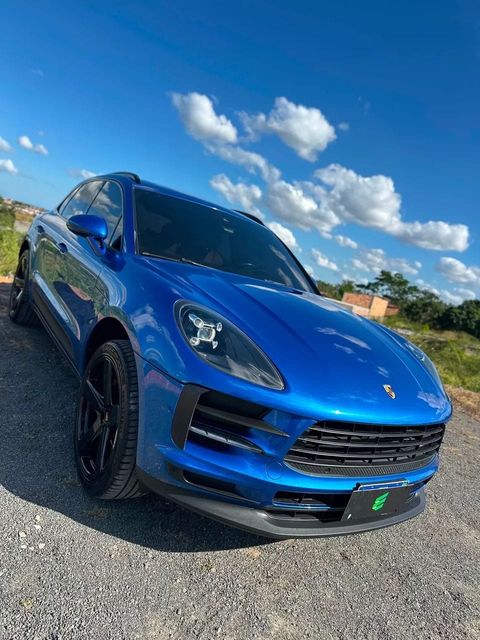 Porsche Macan na cor azul, vista dianteira em três quartos (foto 2 de 20)