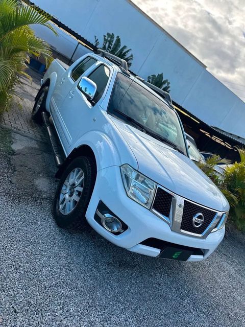 Nissan Frontier na cor branca, vista dianteira em três quartos (foto 3 de 15)