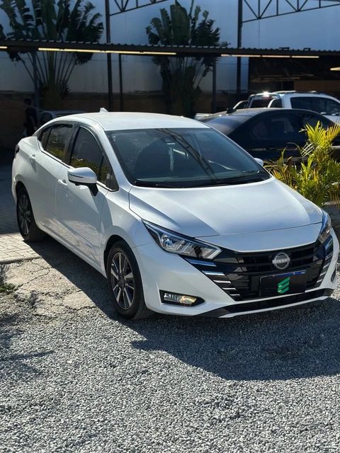 Nissan Versa na cor branca, vista dianteira em três quartos (foto 3 de 14)