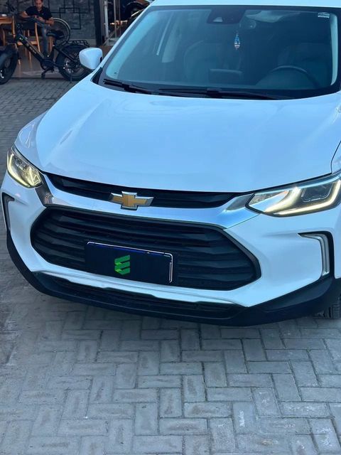 Chevrolet Tracker na cor branca, vista de frente