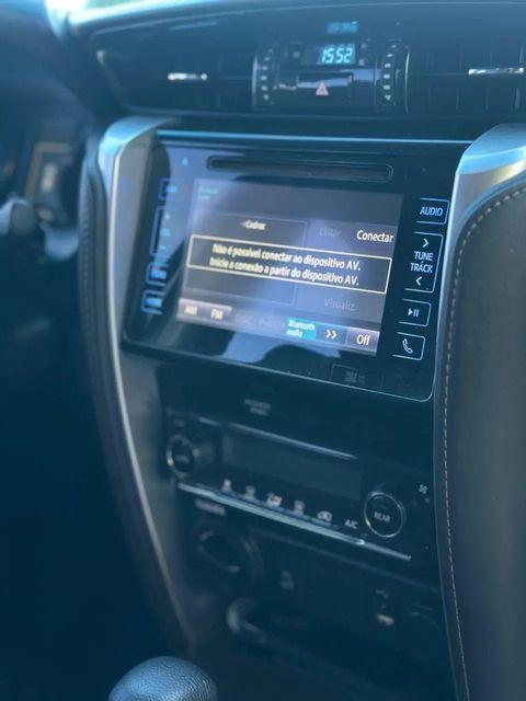 Toyota Hilux SW4, central multimídia e comandos do painel