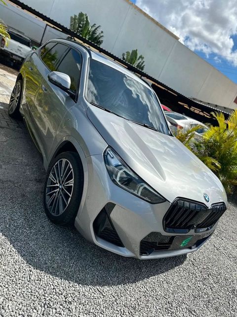 BMW X1 na cor prata, vista dianteira em três quartos (foto 2 de 20)