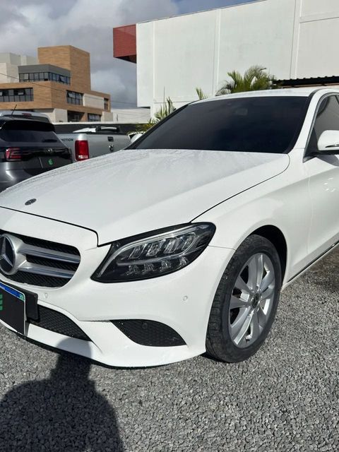 Mercedes-Benz C 180 na cor branca, vista dianteira em três quartos (foto 4 de 17)