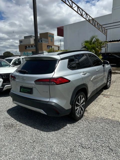 Toyota Corolla Cross na cor prata, vista traseira em três quartos