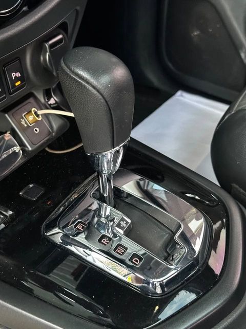 Nissan Frontier, console central e alavanca de câmbio