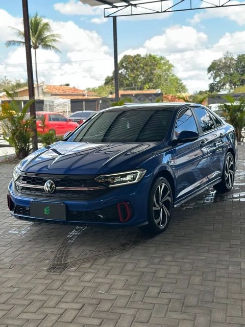 Volkswagen Jetta na cor azul, vista dianteira em três quartos (foto 3 de 15)