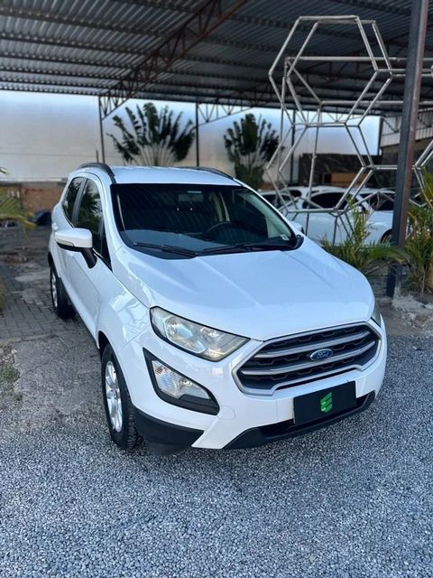 Ford EcoSport na cor branca, vista dianteira em três quartos (foto 3 de 13)