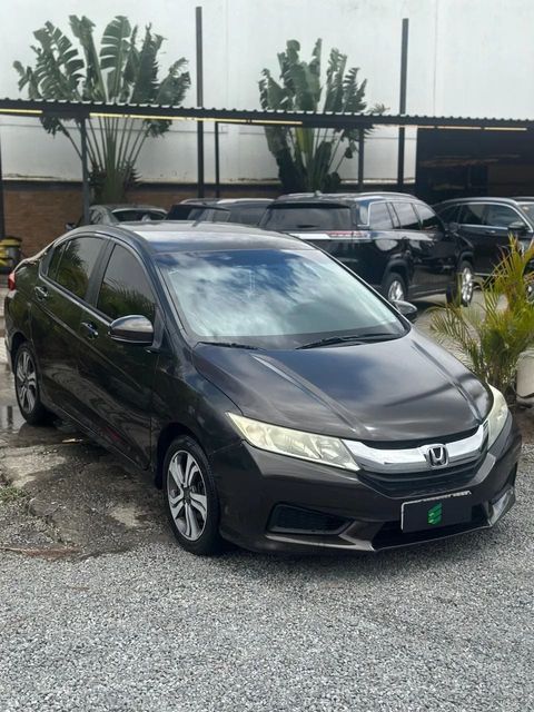 Honda City na cor cinza-escuro, vista dianteira em três quartos (foto 3 de 14)