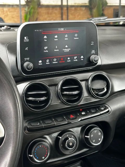 Fiat Cronos, central multimídia e comandos do painel