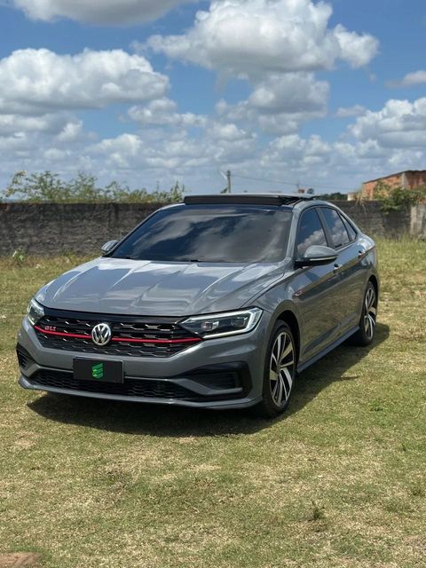 Volkswagen Jetta na cor cinza, vista dianteira em três quartos (foto 3 de 19)