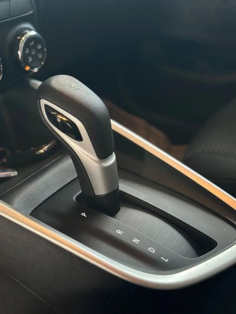 Chevrolet Onix Plus, console central e alavanca de câmbio